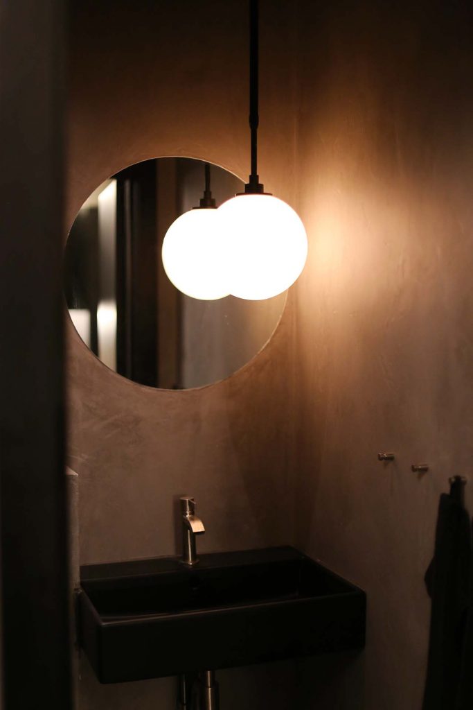 dcw-lampa-svart-badrum-betong kopiera