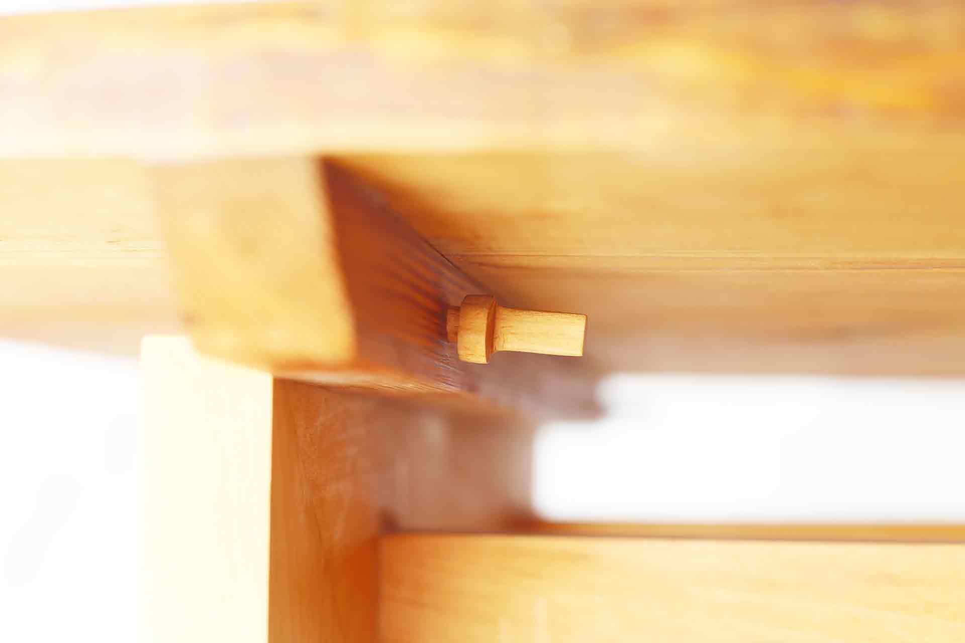 Breda gamla golvplank nerhyvlade till en bordsskiva står på ett underrede i bok. Formgivare är arkitekt Anders Frelin.