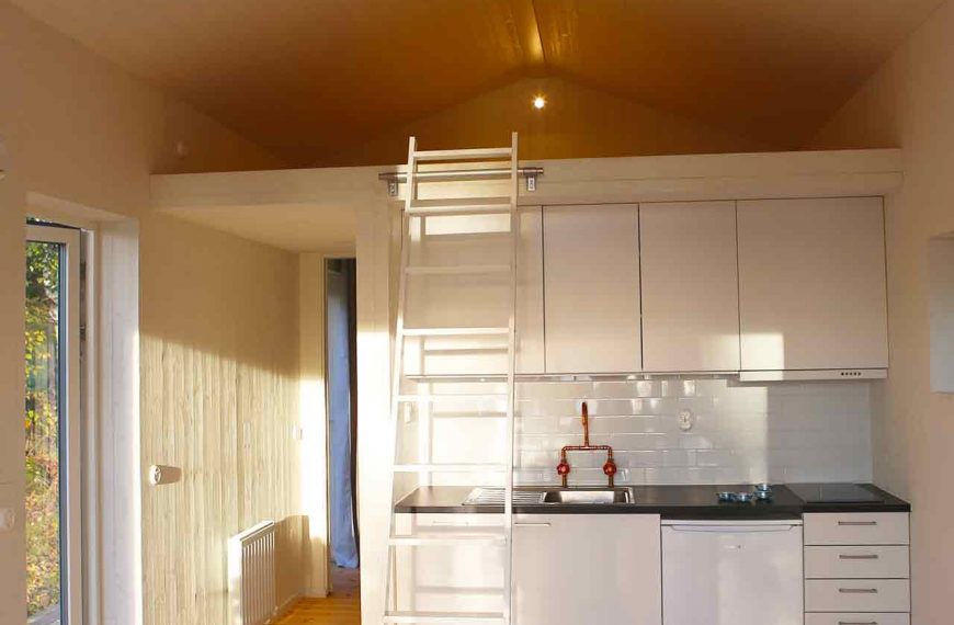 En loftstege står lutad mot loftet ovanpå köket i Attefallshus ritat av arkitekt Anders Frelin och Lilla Sthlm.